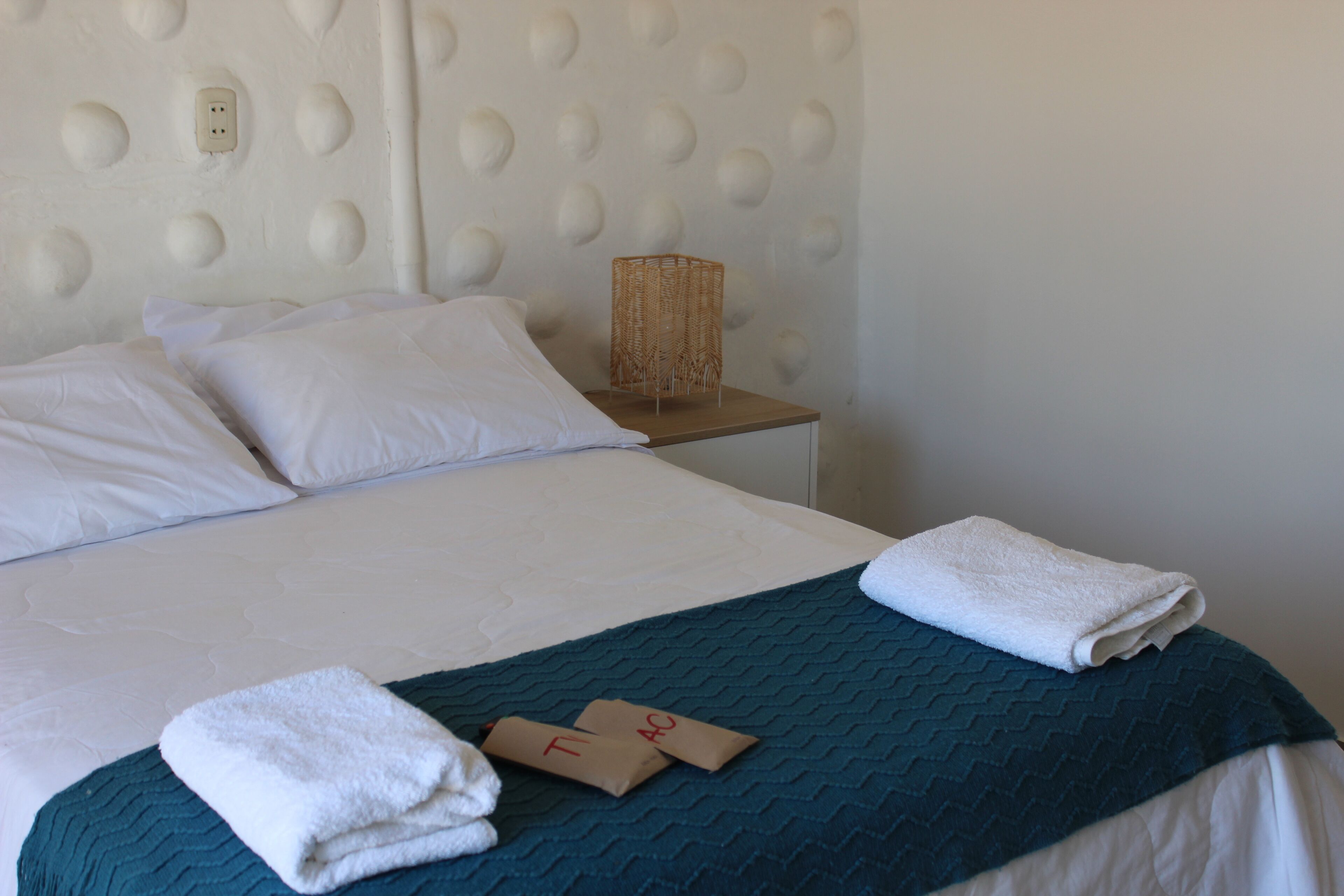 基础双人房 | 隔音、免费 WiFi、床单