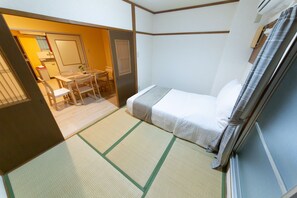 Apartamento família, 3 quartos | 3 quartos, escrivaninha, espaço de trabalho para notebook