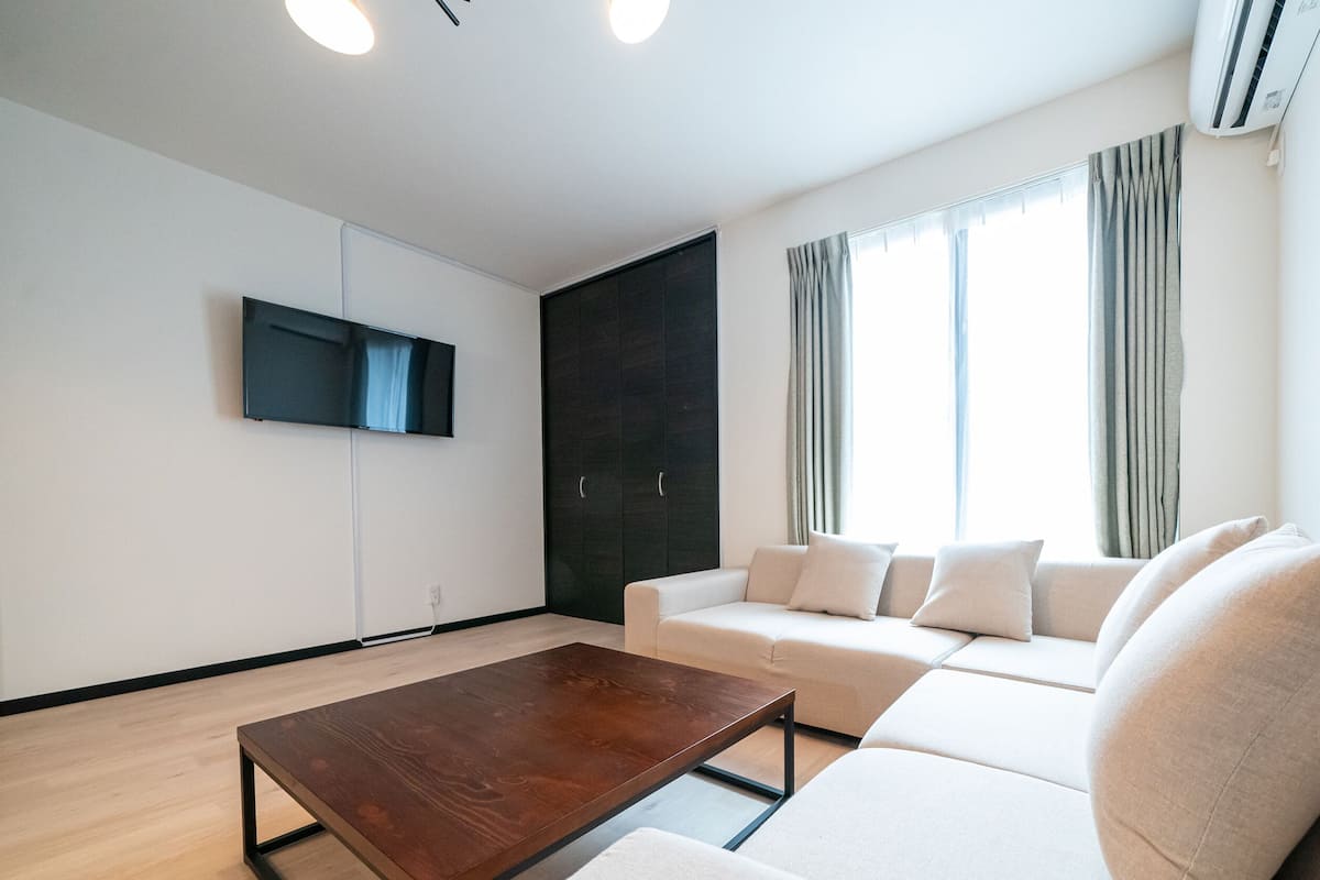 Basic-Studio (Apartment for 8 people) | Schreibtisch, laptopgeeigneter Arbeitsplatz, kostenloses WLAN
