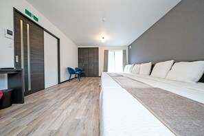 Studio de base (Apartment for 8 people) | Bureau, espace de travail pour ordinateurs portables