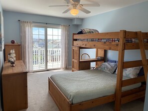 3 bedrooms, iron/ironing board, travel crib, free WiFi - Beach Block Multilevel Townhouse (Seaside Heights)