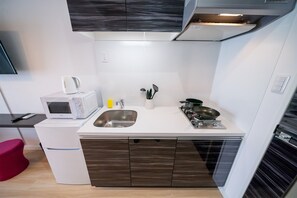 Refrigerador, microondas, placa de cocina, tetera/pava eléctrica