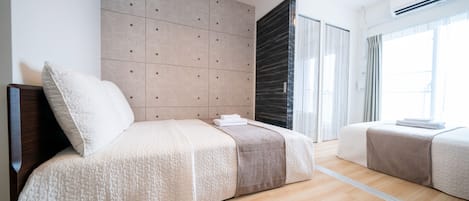 1 habitación, escritorio y espacio para trabajar con laptop