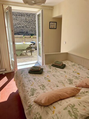 2 habitaciones, tabla de planchar con plancha, cuna de viaje y wifi