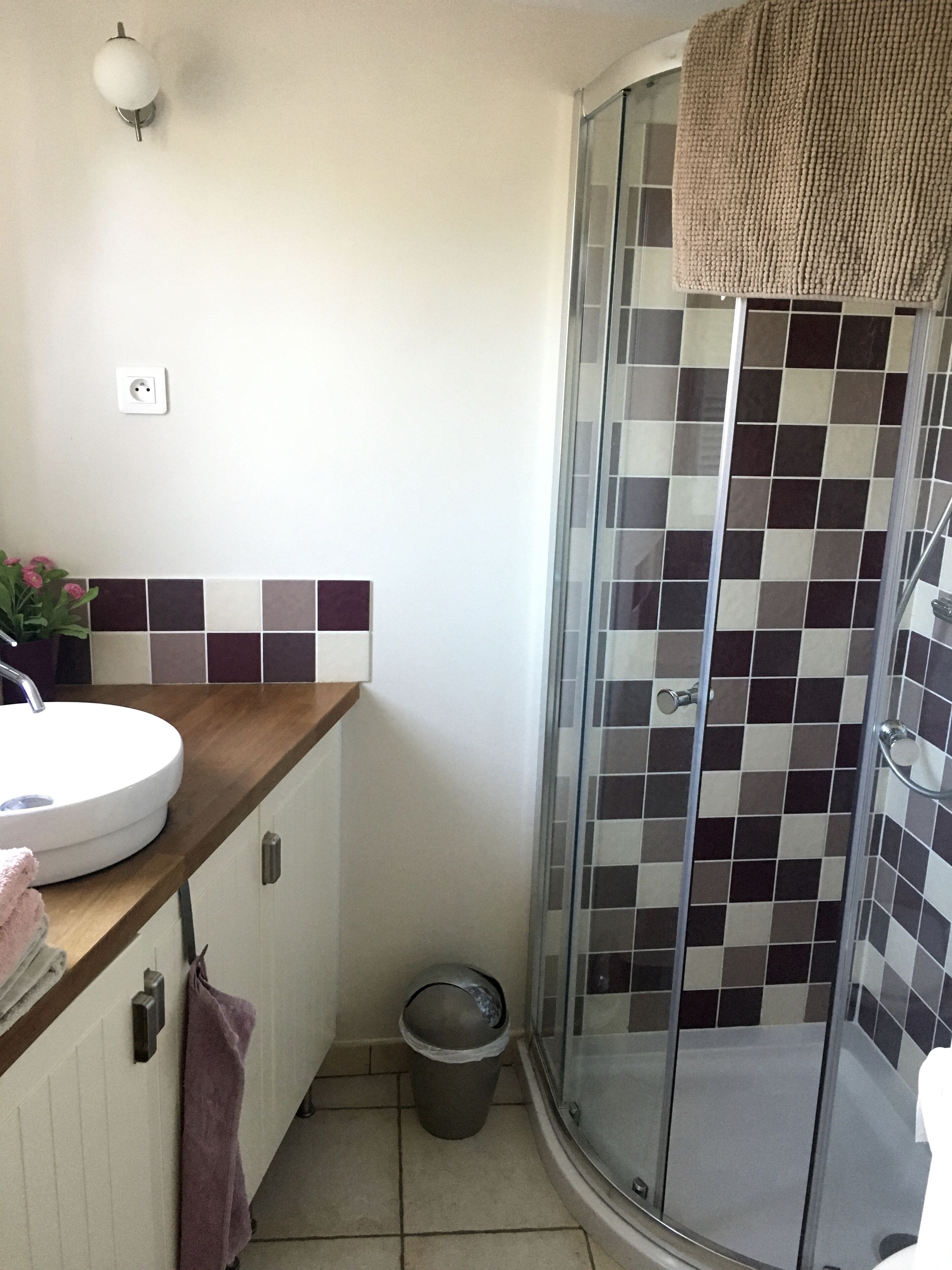 Un baño con ducha, lavabo e inodoro.