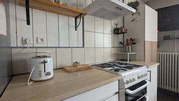 Geladeira, micro-ondas, fogĂŁo, cooktop