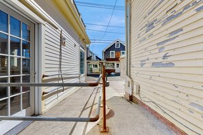 Property grounds - Downtown studio w/ full kitchen - walk to Bay and shops! (Provincetown)