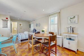 Room - Downtown studio w/ full kitchen - walk to Bay and shops! (Provincetown)