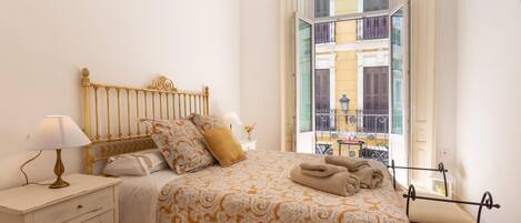 1 dormitorio, tabla de planchar con plancha, Internet y ropa de cama