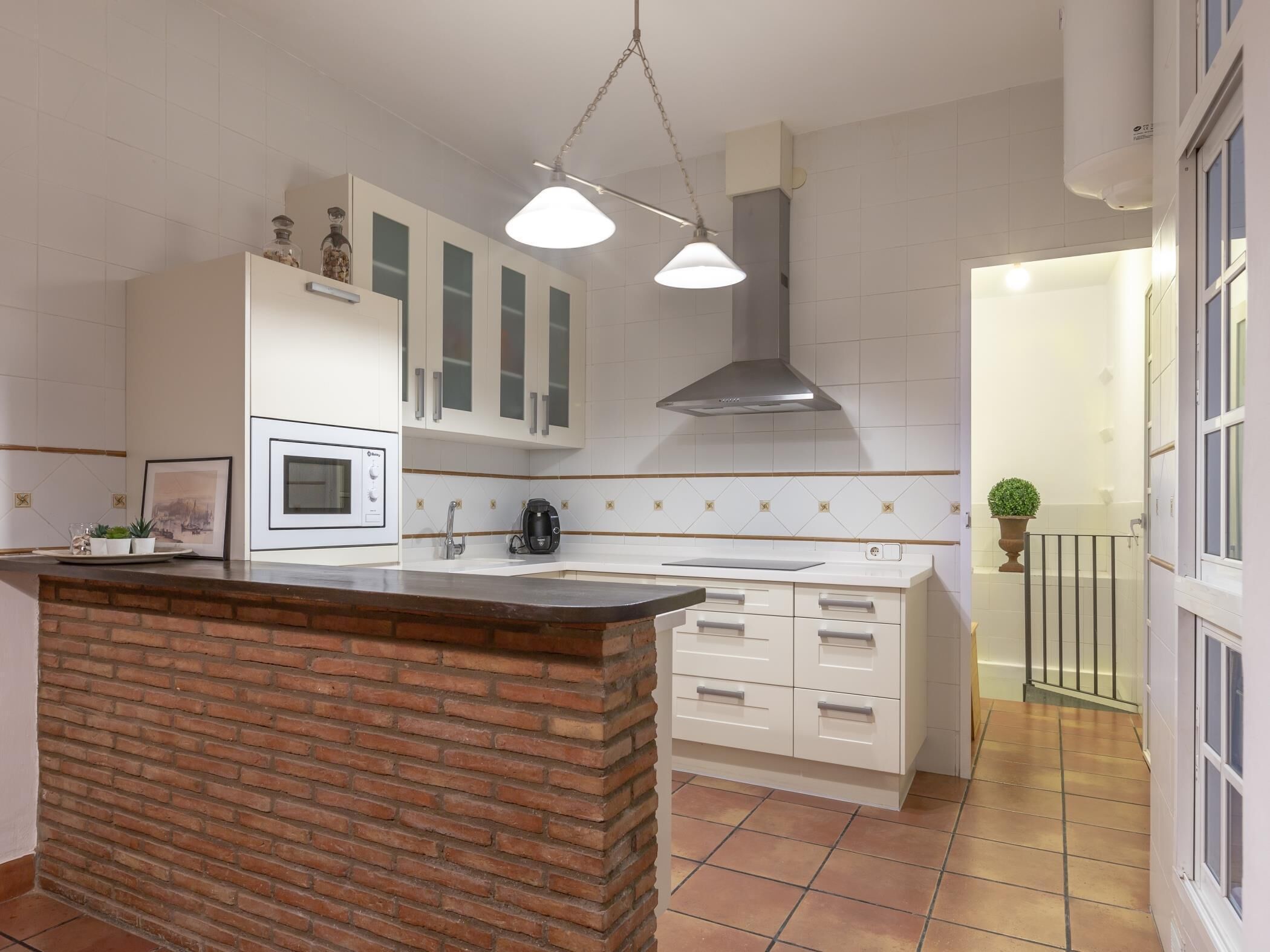 Kylskåp, mikrovågsugn, kaffe- och tebryggare och brödrost