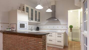 Refrigerador, microondas, cafetera y tetera y tostadora