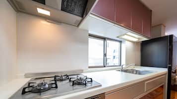 Family Apartment, 2 Bedrooms (4F, 100㎡) | Private kitchen | Fridge, microwave, stovetop, electric kettle