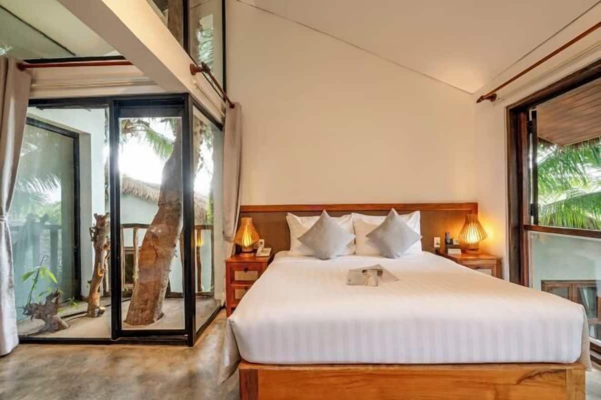1 bedroom, pillowtop beds, minibar, in-room safe