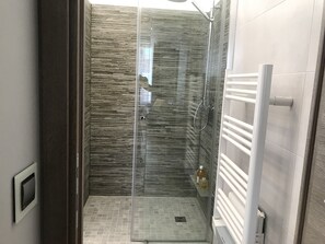 Een haardroger, handdoeken, zeep, toiletpapier