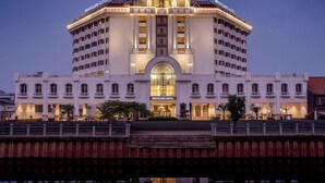 A large, white, multi-story building with a central arched entrance and a dome on top. - Mercure Jakarta Batavia (Jakarta)