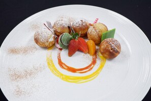 Un plato de postres con diversos pasteles y frutas.