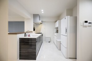 Private kitchen - "Condominium HARU Naha Prefectural Office / 5LDK / 110 ㎡" Disinfection cleaning / 2 baths2 toilets (那覇市)