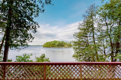 Dog-friendly bay-front cabin w/ screened in porch & great views - next to trails