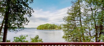 Dog-friendly bay-front cabin w/ screened in porch & great views - next to trails