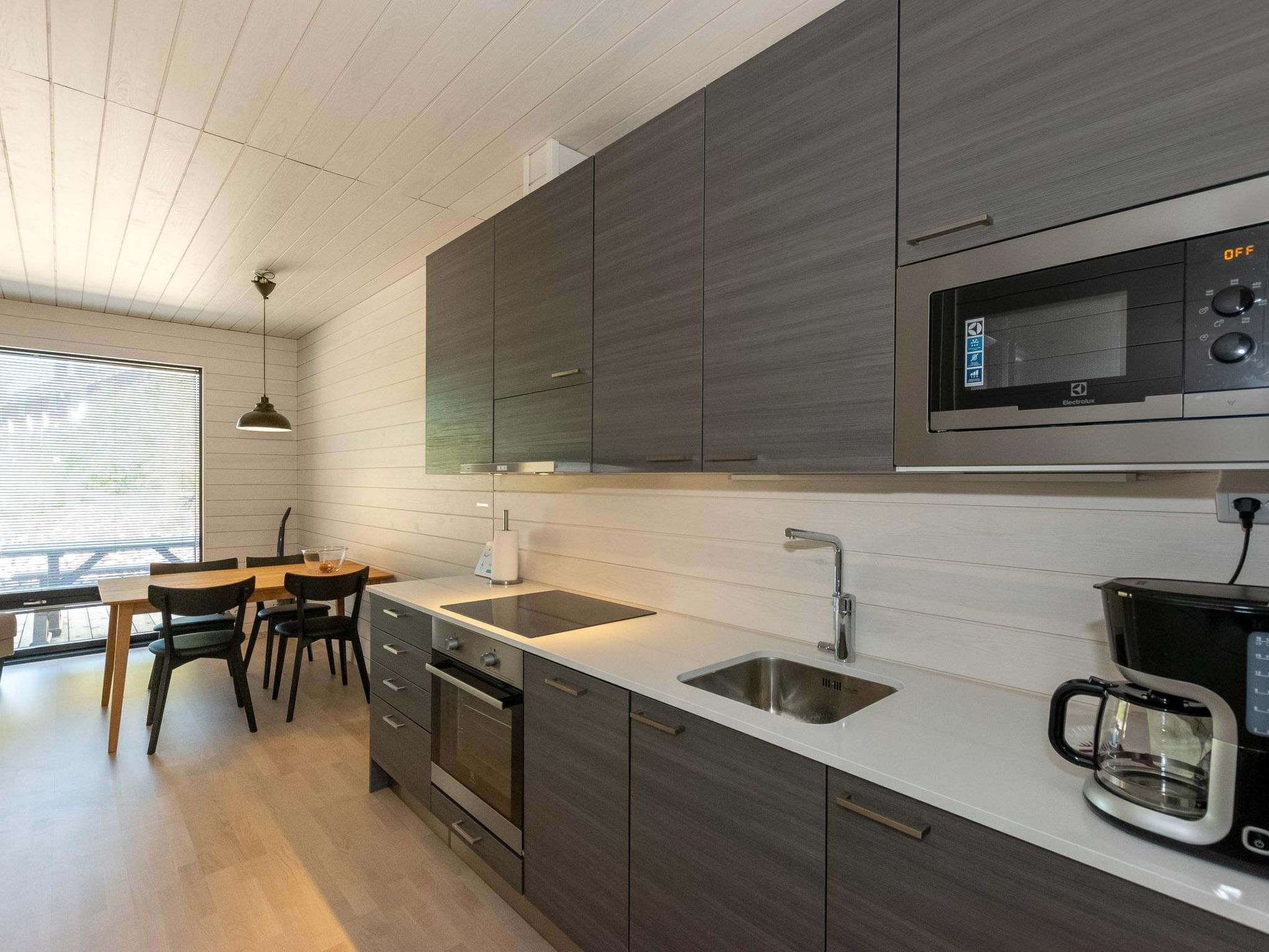 Kjøleskap, mikrobølgeovn, oppvaskmaskin og kjøkkenutstyr