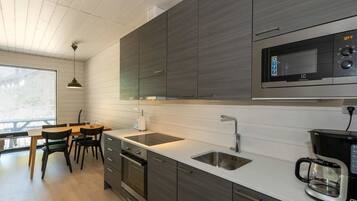 Een koelkast, een microgolfoven, een vaatwasser