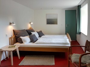 2 bedrooms, desk, travel cot, WiFi