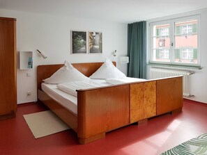 2 Schlafzimmer, Schreibtisch, Reisekinderbett, WLAN