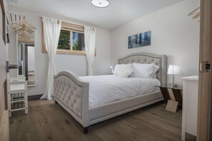 2 bedrooms, iron/ironing board, free WiFi - Modern Custom Vineyard Cottage, Epic Views, Huge Decks, BBQ, Ping Pong, EV Charger, Walk to Wineries (Dundee)