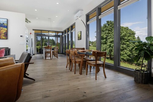 Modern Custom Vineyard Cottage, Epic Views, Huge Decks, BBQ, Ping Pong, EV Charger, Walk to Wineries