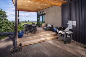 Outdoor dining - Modern Custom Vineyard Cottage, Epic Views, Huge Decks, BBQ, Ping Pong, EV Charger, Walk to Wineries (Dundee)