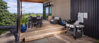 Modern Custom Vineyard Cottage, Epic Views, Huge Decks, BBQ, Ping Pong, EV Charger, Walk to Wineries