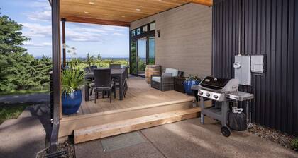 Modern Custom Vineyard Cottage, Epic Views, Huge Decks, BBQ, Ping Pong, EV Charger, Walk to Wineries