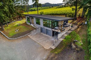 Exterior - Modern Custom Vineyard Cottage, Epic Views, Huge Decks, BBQ, Ping Pong, EV Charger, Walk to Wineries (Dundee)
