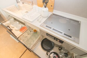 Family Cottage Yakuin Minami A | Private kitchen | Fridge, microwave, stovetop, cookware/dishes/utensils - Family Cottage Yakuin Minami (Fukuoka)