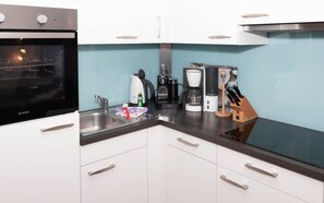 Køleskab, ovn, opvaskemaskine, kaffe-/temaskine