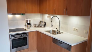 Een koelkast, een microgolfoven, een oven, een vaatwasser