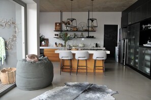 Executive-talo | Yksityinen keittiö | Liesi, vedenkeitin, keittoastiat/astiat/ruokailuvälineet