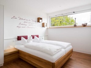 3 bedrooms, in-room safe, desk, WiFi