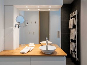 Bruser, hårtørrer, håndklæder