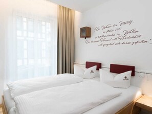 3 quartos, cofres nos quartos, Wi-Fi, roupa de cama