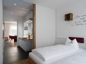 3 bedrooms, in-room safe, desk, WiFi