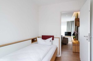 3 室のベッドルーム、セーフティボックス (室内)、デスク、WiFi