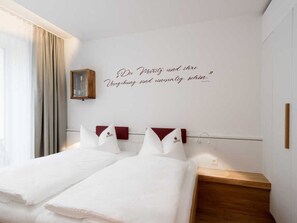 2 bedrooms, in-room safe, desk, WiFi