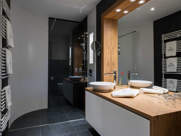 Unclassified image, 1 of 19, button