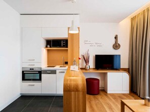 Jääkaappi, mikroaaltouuni, uuni, astianpesukone