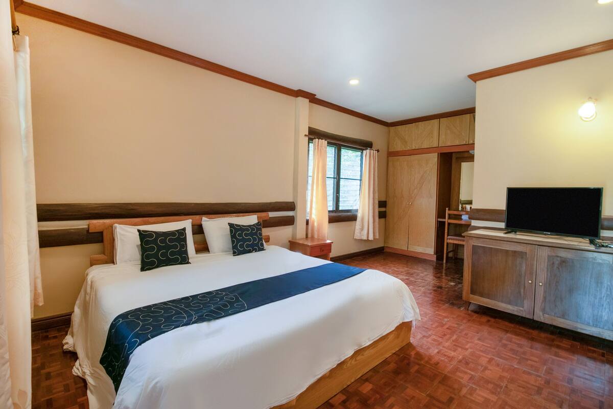 Desk, free WiFi, bed sheets