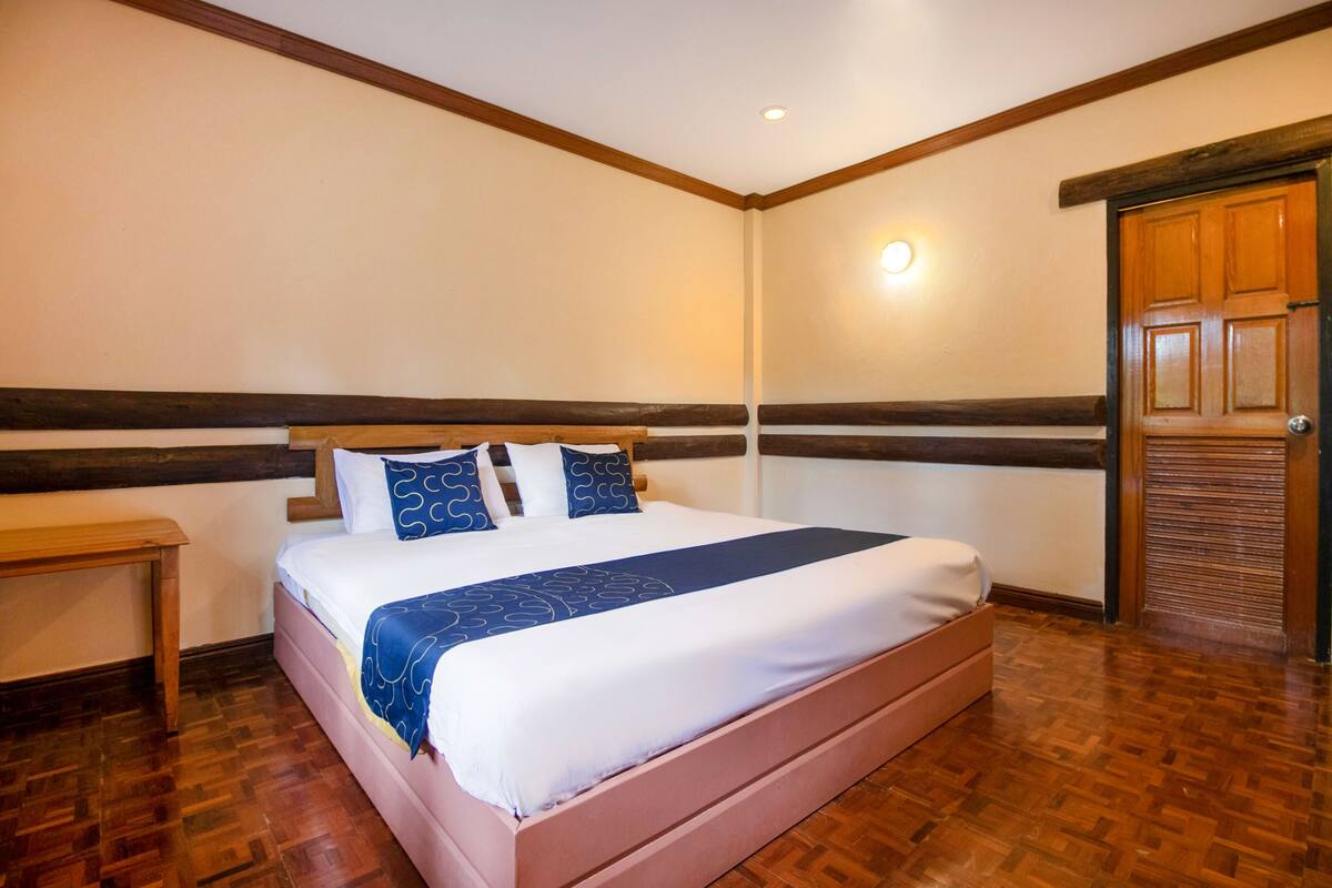 Desk, free WiFi, bed sheets
