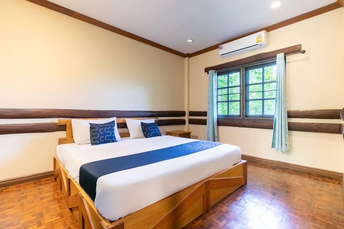 Desk, free WiFi, bed sheets