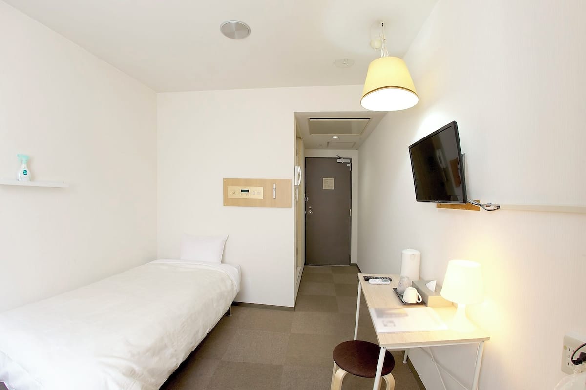 笔记本电脑工作区、免费 WiFi、床单