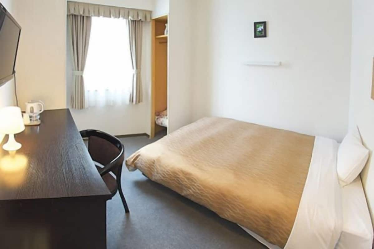 Laptop workspace, free WiFi, bed sheets